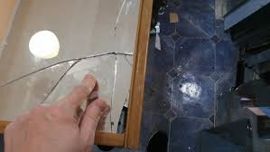 Замена зеркала в шкафу-купе в Тихорецке от Мастер24: цена от 928 руб., установка и демонтаж