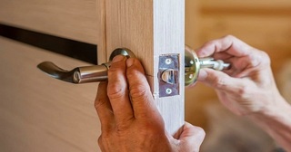 Установка и замена дверной ручки в Тихорецке от 278 руб. – Мастер24, монтаж фурнитуры, недорого